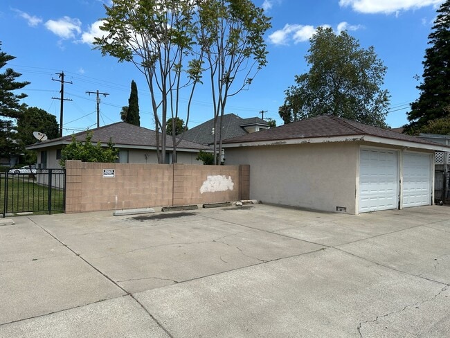 Building Photo - Adorable 2 Bed 1 Bath Duplex Unit in Orange Near Old Towne Orange