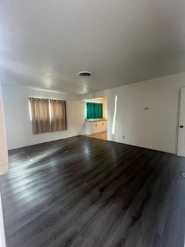 Building Photo - Pet Friendly 4 Bedroom Home