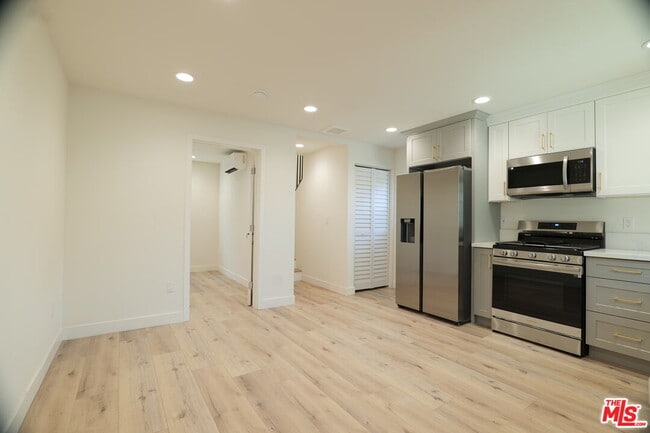 Building Photo - 1338 W 30th St