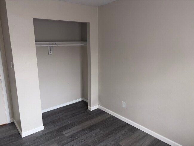 Building Photo - 813 S Grosvenor Ct