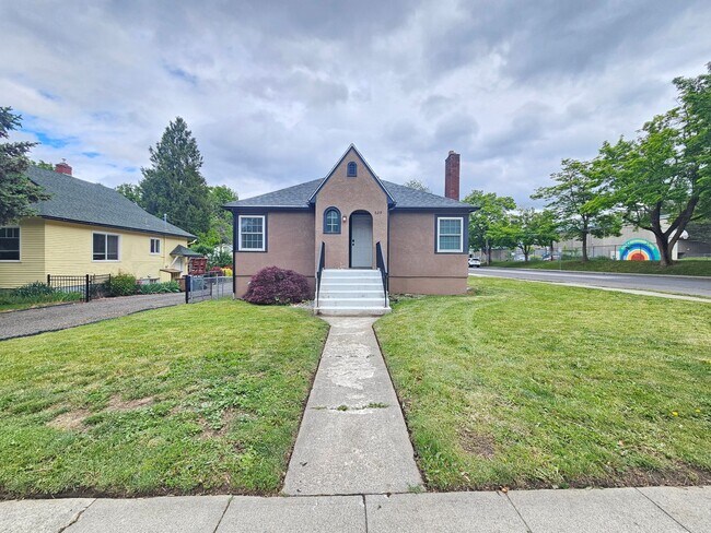 Building Photo - $2,300 - 4 Bed / 2 Bath Charming Home In P...