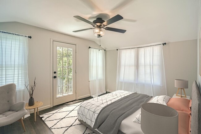 Building Photo - Impressive Cochran Heights home with outdo...