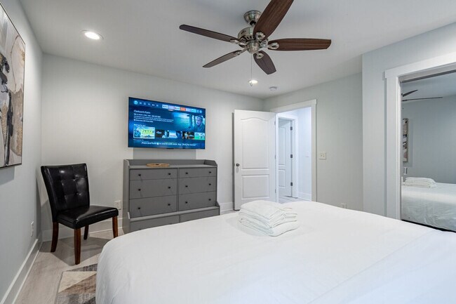 Building Photo - 2617 Caladium Dr NE