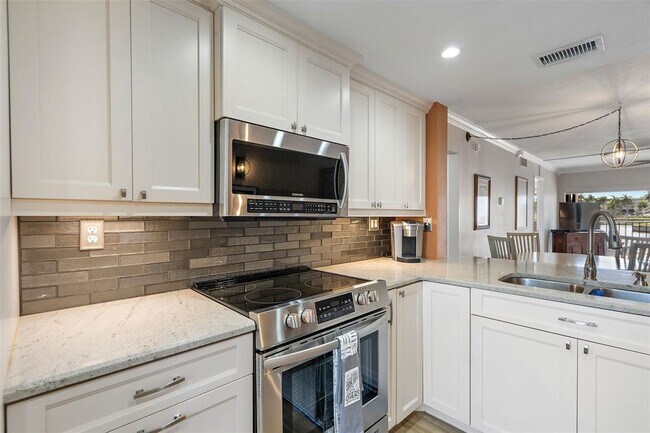 Building Photo - 6277 Bahia Del Mar Blvd S