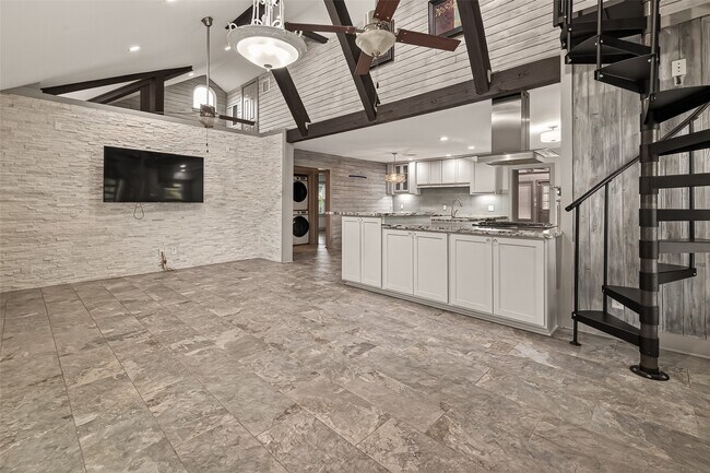 Building Photo - 717 W 30th St