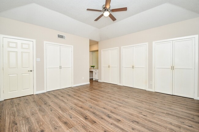 Building Photo - 9625 Bayou Brook St