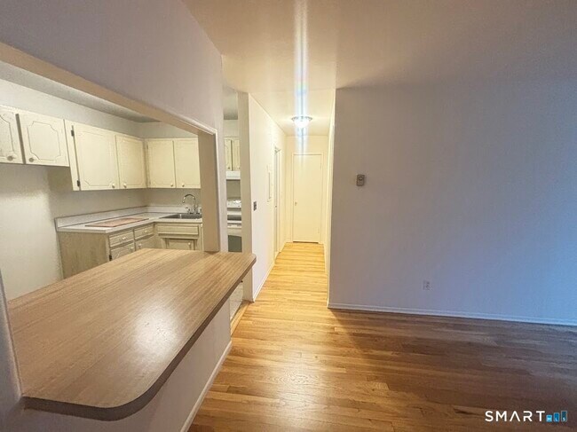 Building Photo - 637 Cove Rd