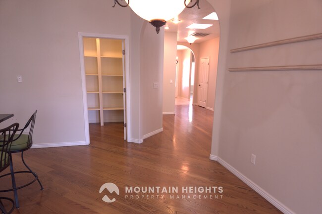 Building Photo - 744 Lazy Oak Way