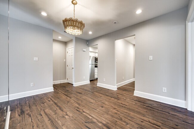 Building Photo - Hard to find Myers Park 2 bed 2 bath 1st floor Gem!