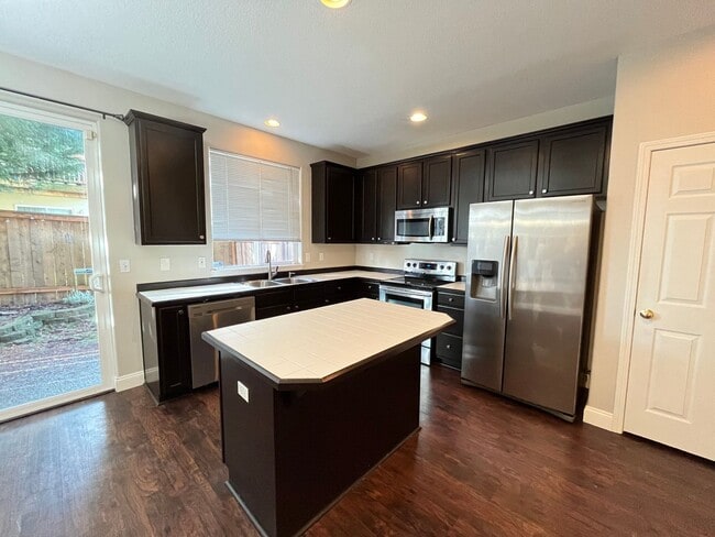 Building Photo - Super-Cute Townhouse! 3 bed + 2.5 baths w/ Fantastic Floor Plan! (A/C & Washer / Dryer included!)
