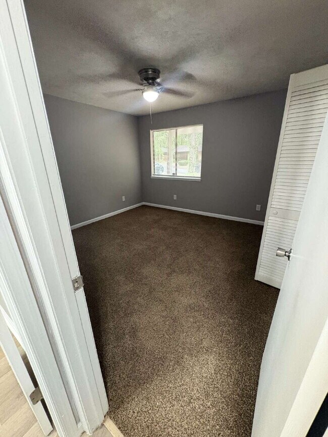 Building Photo - Recently Remodeled 2 Bedroom 1 Bathroom Duplex!