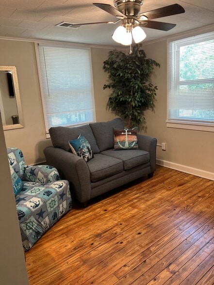 Living Room - 2420 20th Ave