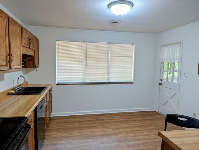 Building Photo - 102 Piedmont Cir