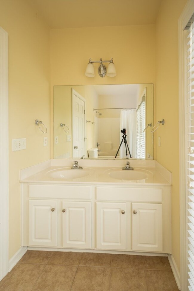 Building Photo - **LUXURIOUS GATED COMMUNITY IN FRANKLIN ZO...