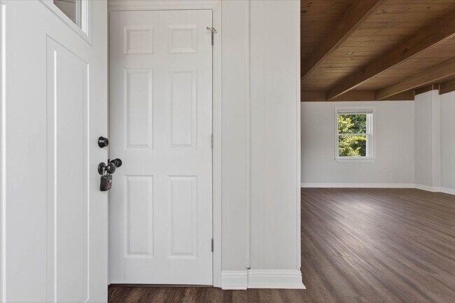 Building Photo - Pet Friendly Three Bedroom!