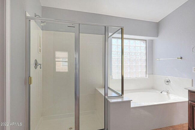 Building Photo - Gorgeous 5 Bedroom home with 3 Bathrooms and 3 car garage in Tolleson