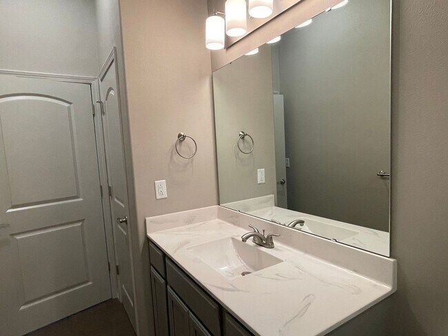 Building Photo - Luxury Lakeview 2 bedroom 2 bath Apartment...