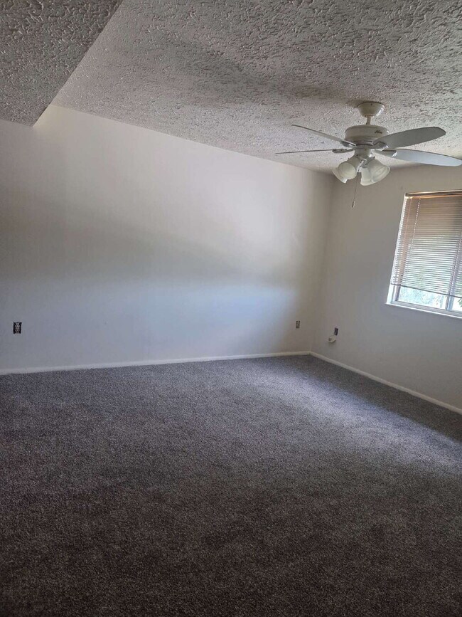 Building Photo - "3rd floor 2 BR Condo in Frederick - Your Cozy Retreat Awaits!"