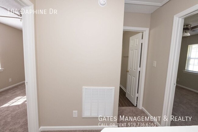 Building Photo - 104 Daphine Dr