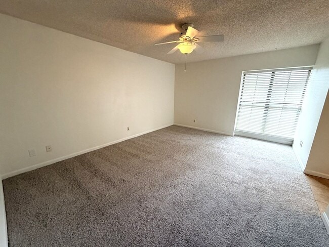 Building Photo - Beautiful 3BR/2BA Southside Condo