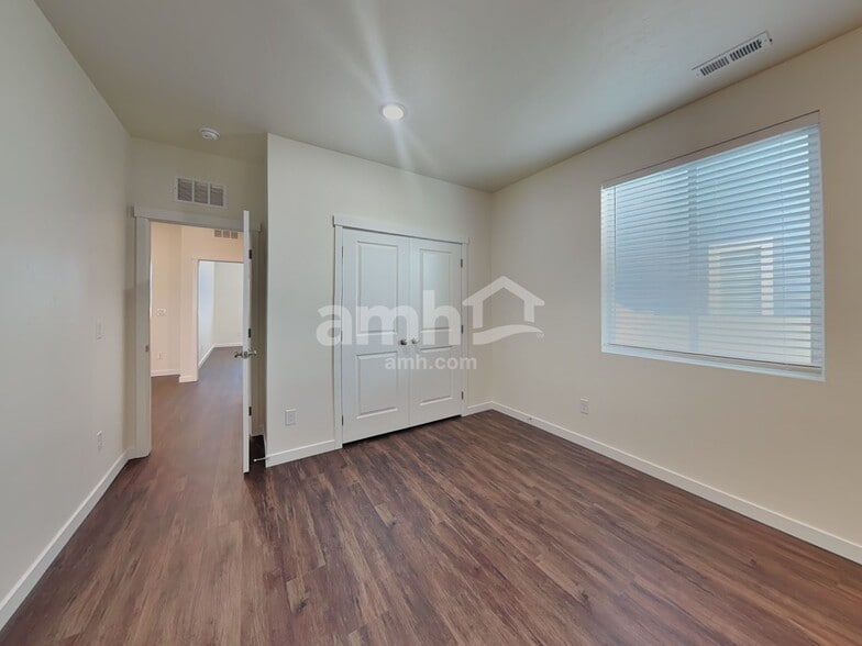 Building Photo - 1487 N Barkvine Ave