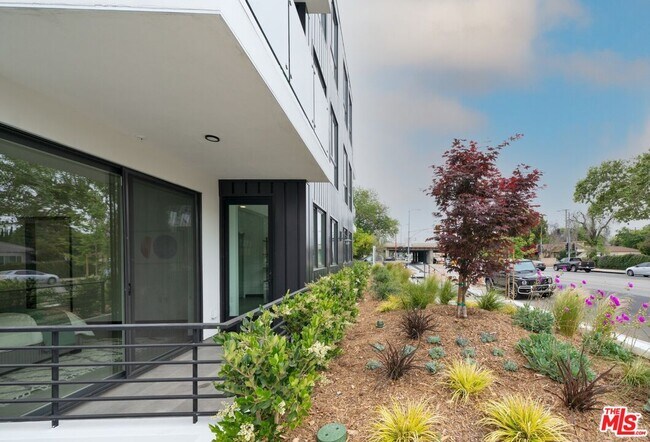 Building Photo - 11445 Riverside Dr