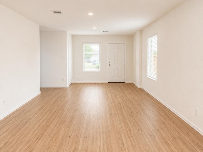 Building Photo - 1515 Las Cuevas Dr