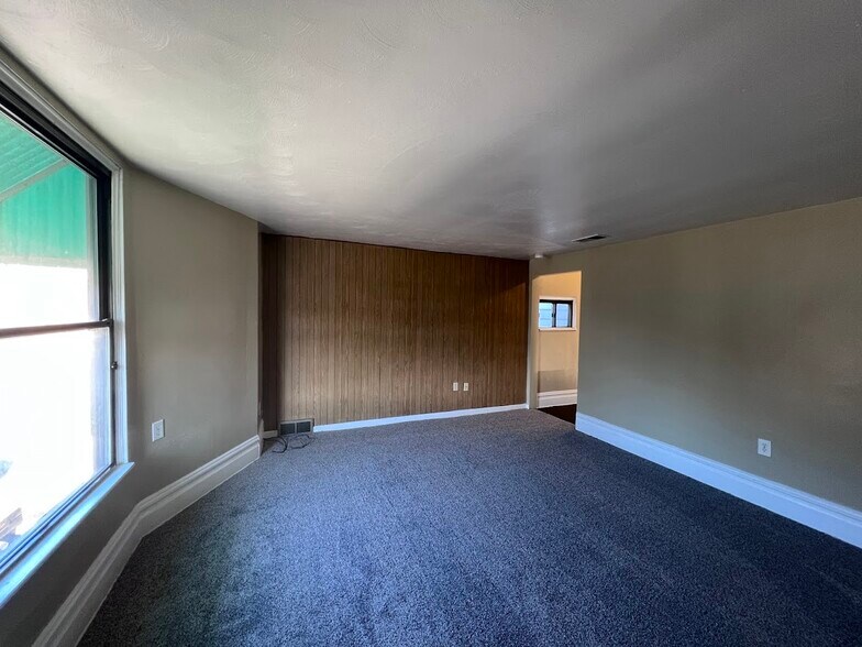 Building Photo - 310 28th St