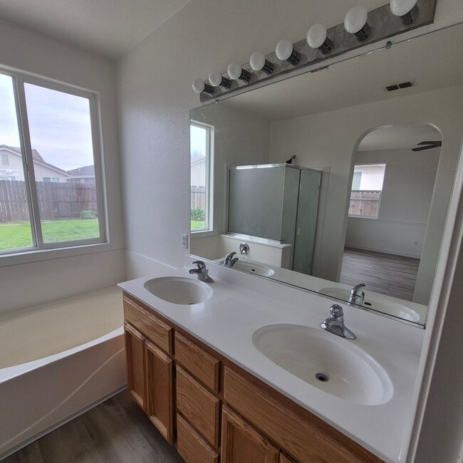 Building Photo - New Flooring throughout; Nice Elk Grove 3 bedroom home! Single story