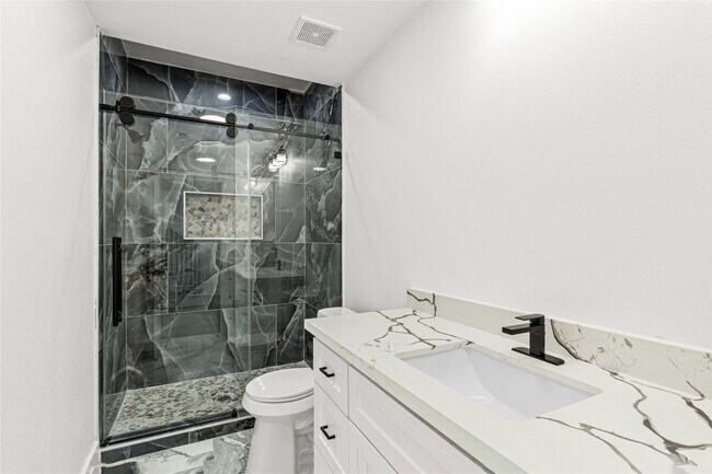Building Photo - 2204 Hoskins Dr