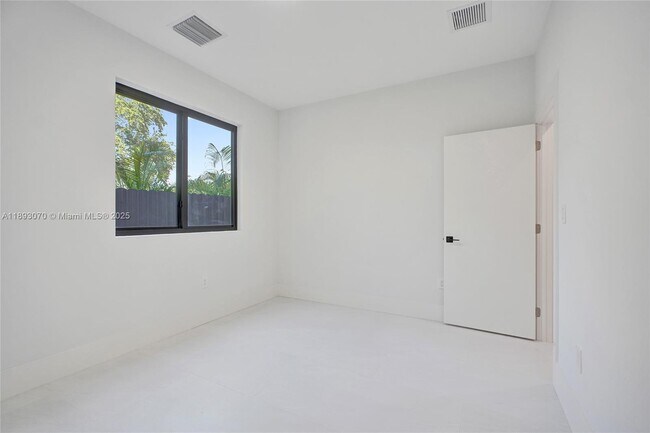 Building Photo - 121 NE 118th St