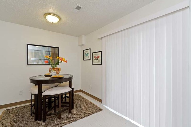 Building Photo - 2039 Essex Dr