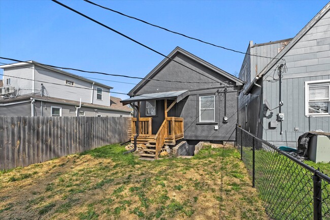 Building Photo - 2728 Holly St