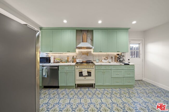 Building Photo - 962 S Plymouth Blvd