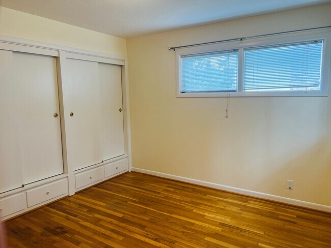 Building Photo - Great One Bedroom Unit Located In Multnoma...