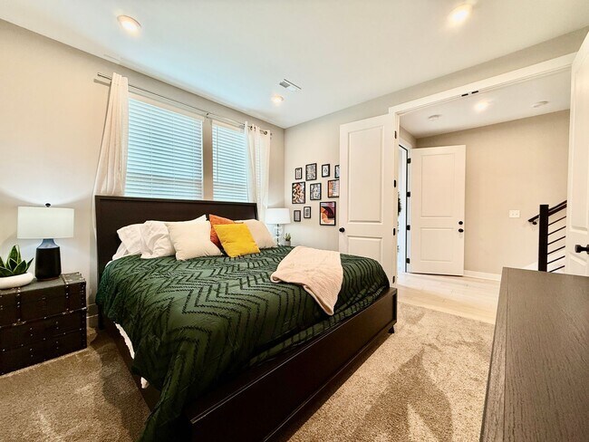 Building Photo - Central, luxury townhome in the heart of Liberty