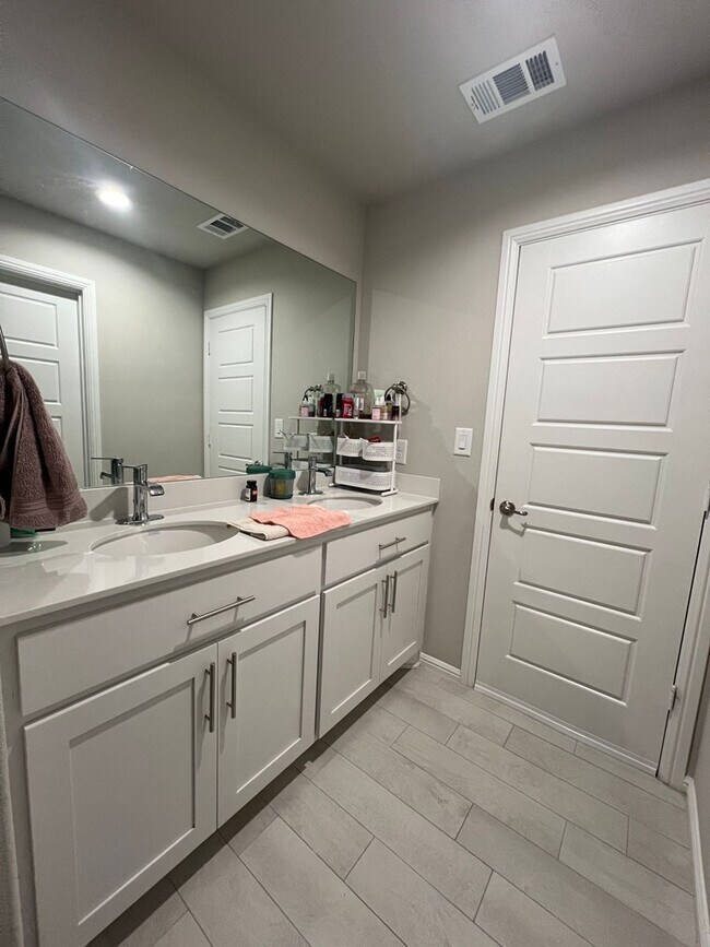 Building Photo - 7600 Silver Crk Ct