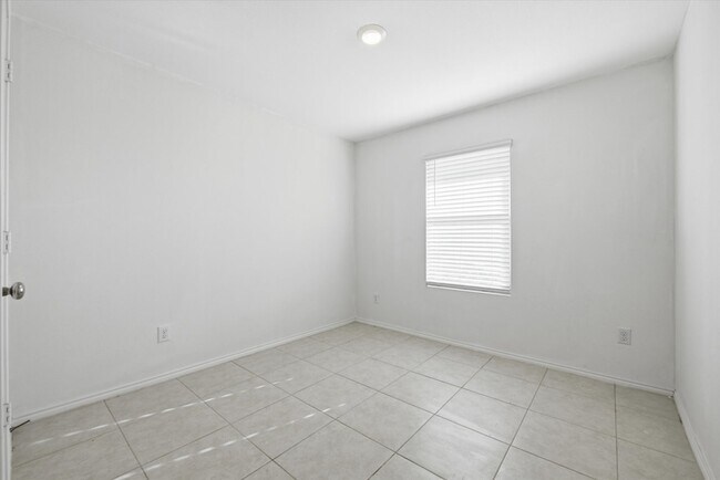 Building Photo - 1393 Beach Dr