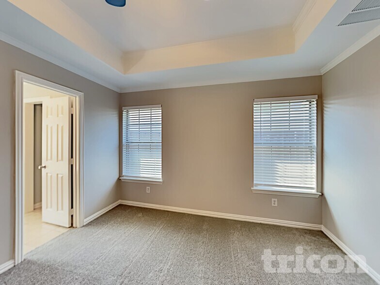 Building Photo - 310 Southlake Dr