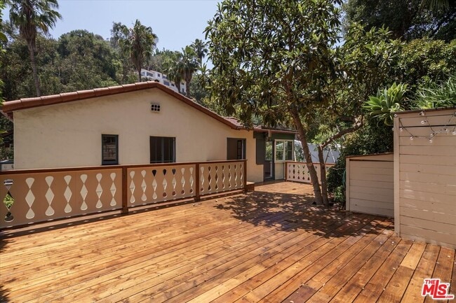 Building Photo - 2030 Laurel Canyon Blvd
