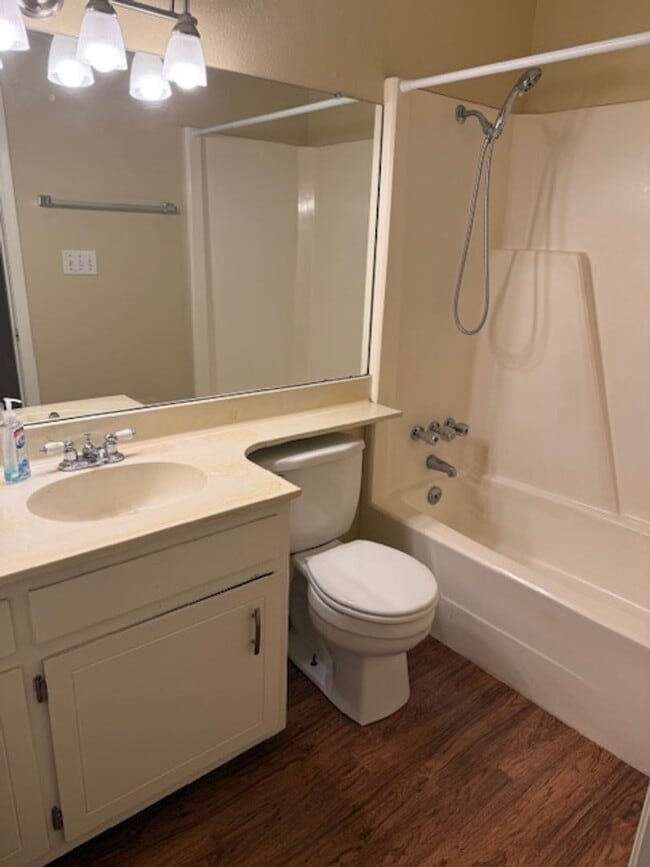 Building Photo - Move in ready! Three bedroom 2 bath home i...