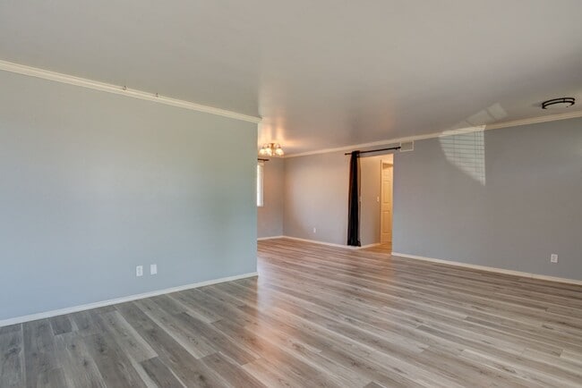 Building Photo - 3 Bedroom 2 Bath Single Story Home - Fenced Backyard