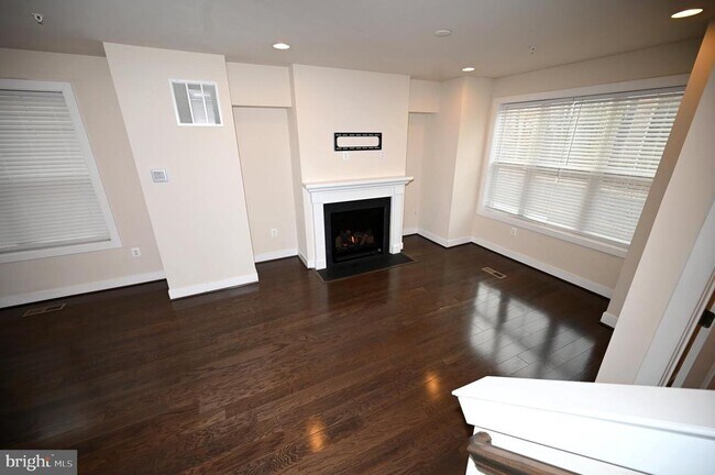 Building Photo - 2413 Glenallan Ave