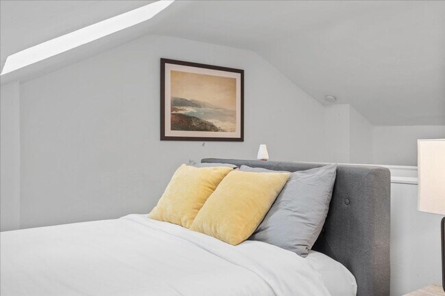 Building Photo - Renovated 3-bed, 2.5-bath house in Heart o...