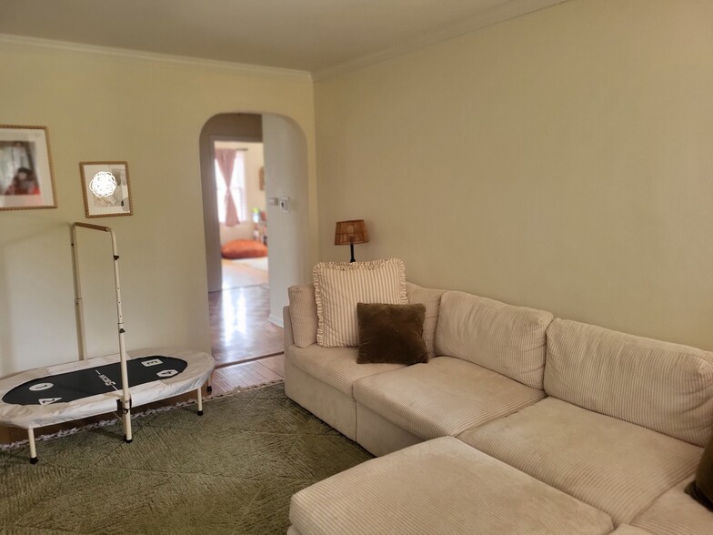 Living room - 226 North Ave