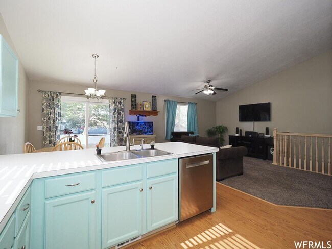 Building Photo - Spacious Rambler w attached 2 car garage!