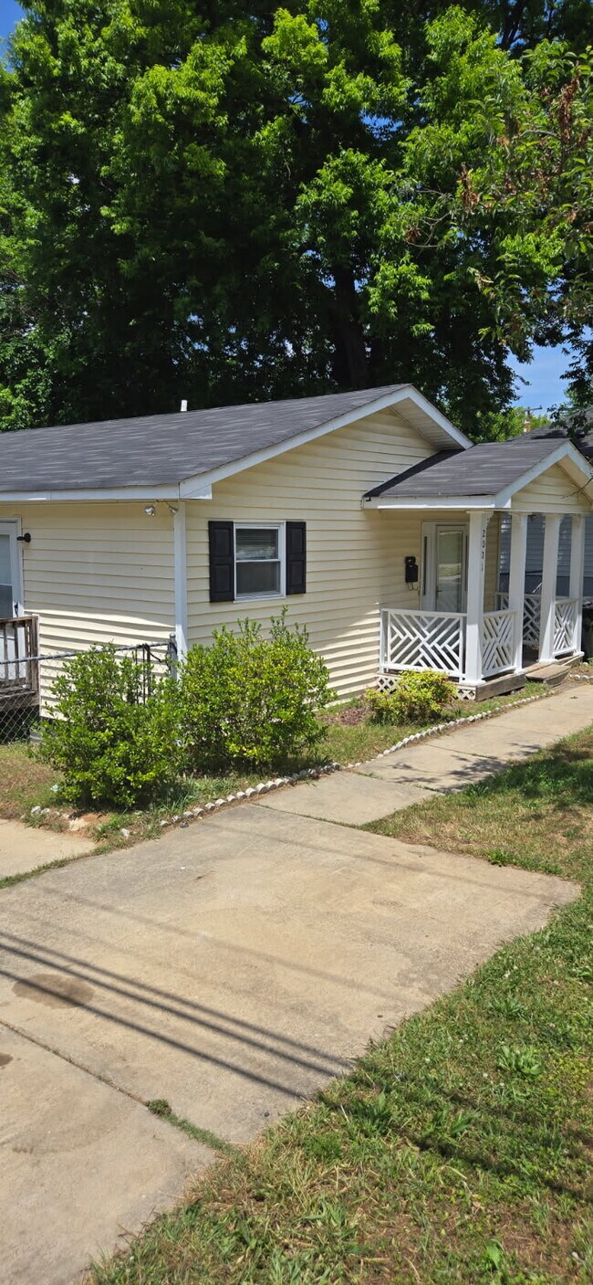 Building Photo - 2001 Double Oaks Rd