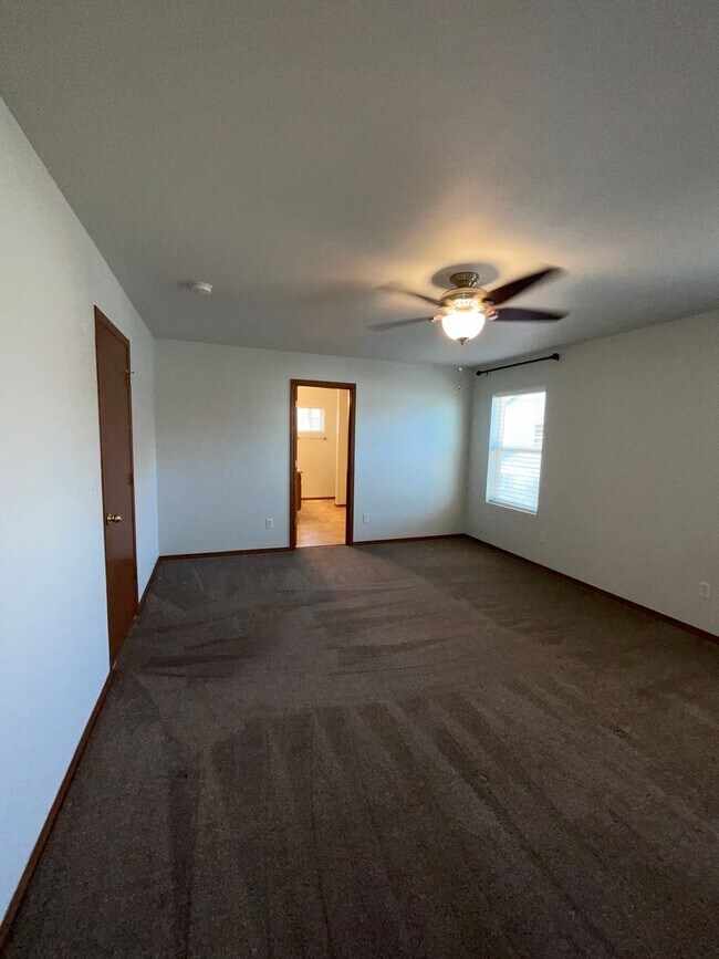 Building Photo - Just in Time for School!!! Beautifully Lan...