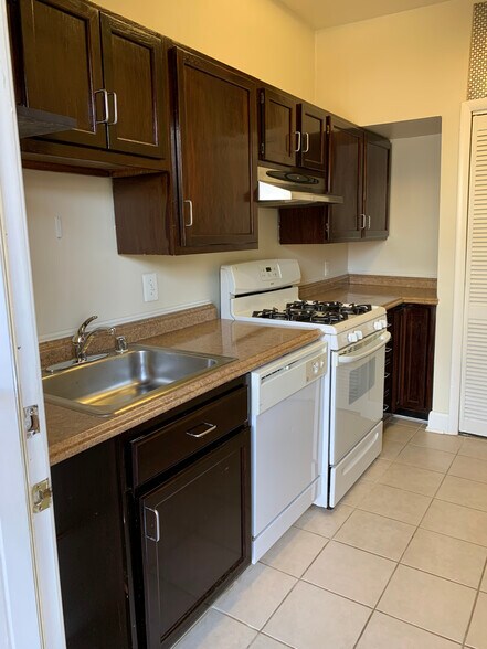 Building Photo - 527 9th St NE