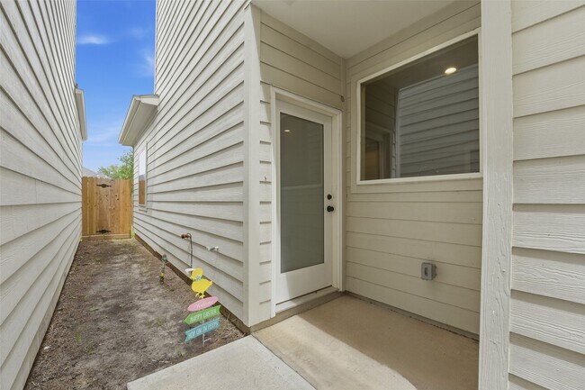 Building Photo - 4307 Larkspur St